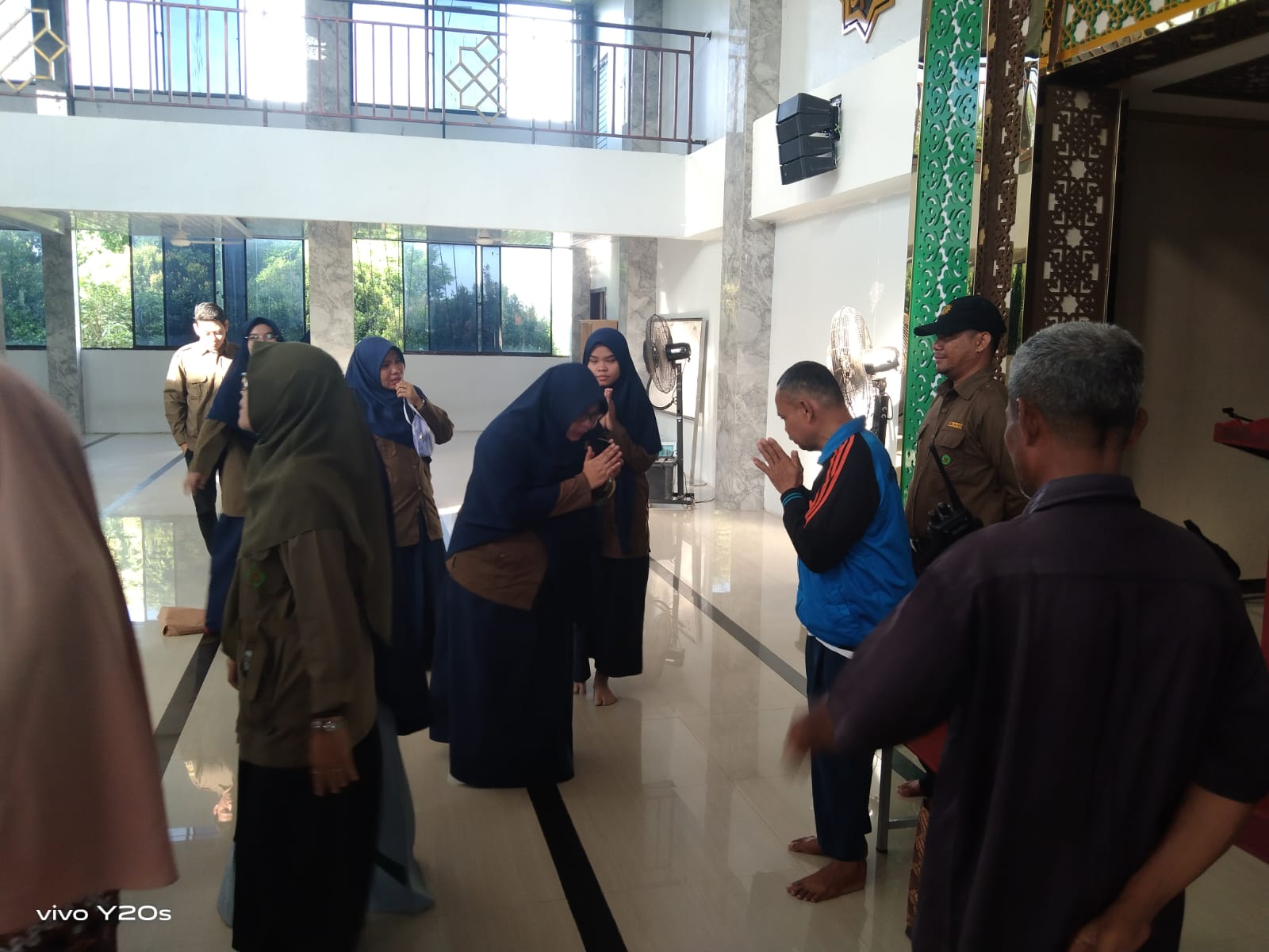 Guru Dan Siswa Smk Muhammadiyah Batam Menguncapkan Salam Perpisahan Dan